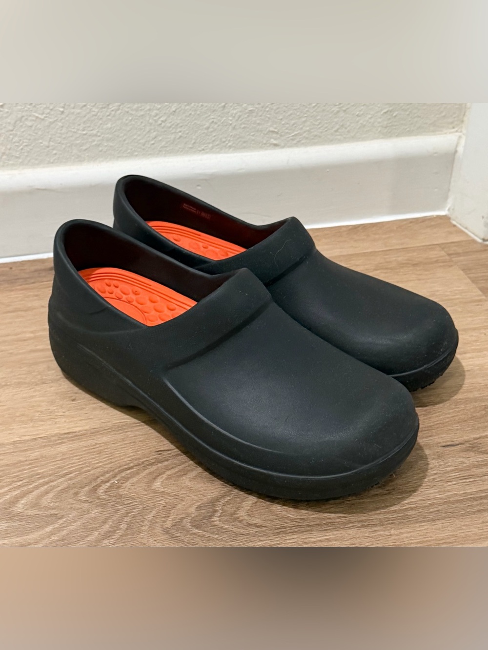 Crocs Neria Pro Black Work Clogs with Slip-Resistant Tread Women’s size 10